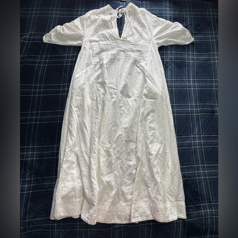 Free people white midi V-neck dress w/embroidered detailing. Size L.